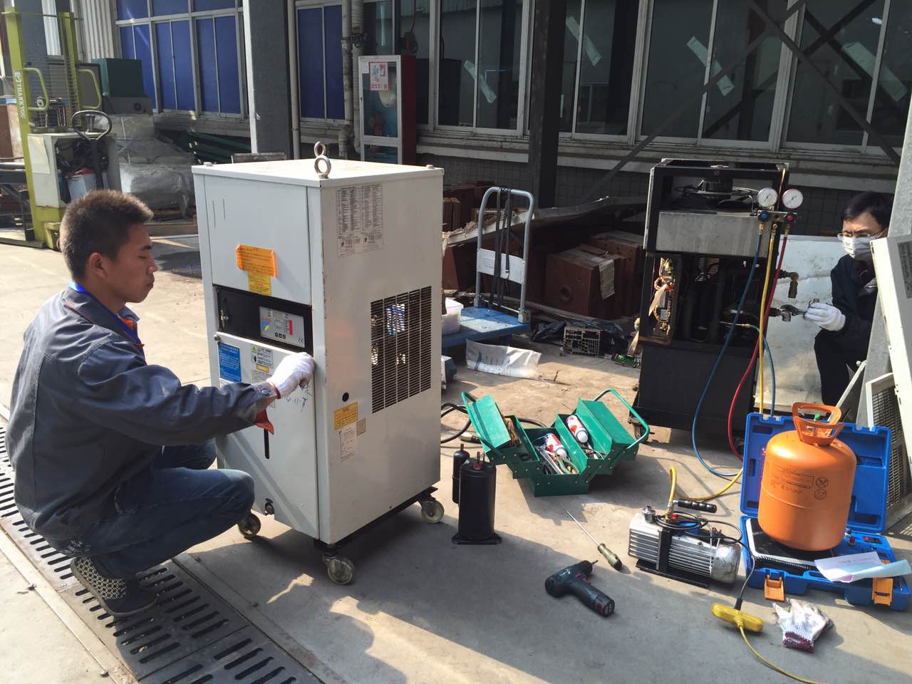 維修油冷機(jī).jpg